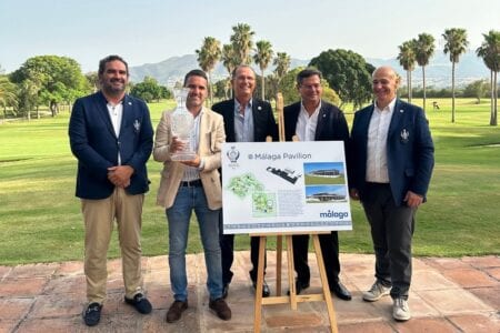 Un grupo de hombres mostrando bienestar mientras posan para una foto frente a un campo de golf.