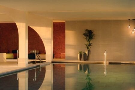 Un gimnasio con piscina cubierta.